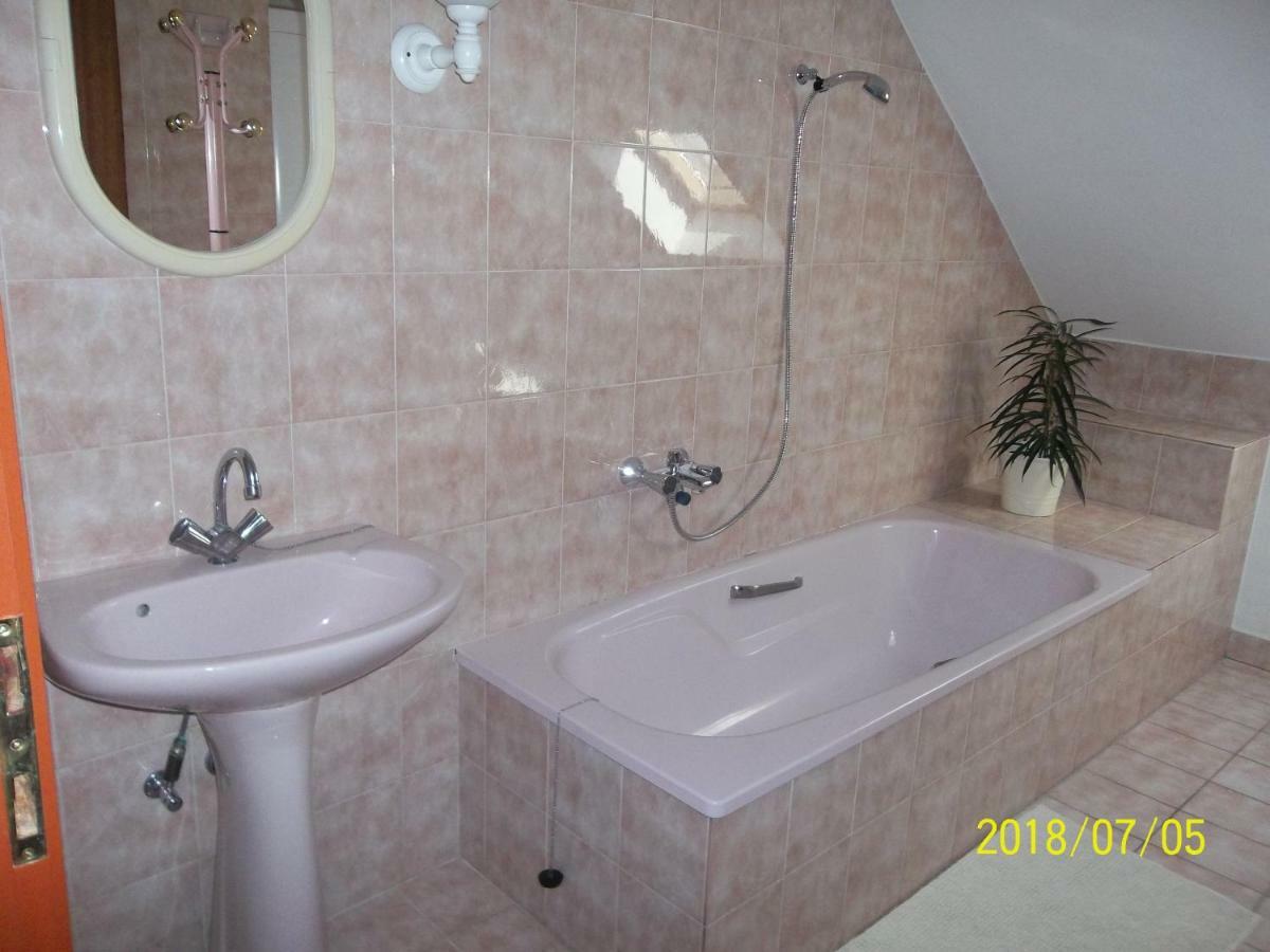 Virágos Appartement *